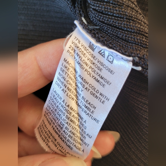 Black sleeveless turtleneck large top - Picture 5 of 6